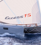 Excess 15, postes de barre excentrés sur les coques
